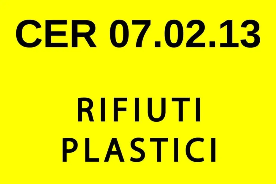Cartello giallo con il codice CER 07.02.13, rifiuti plastici