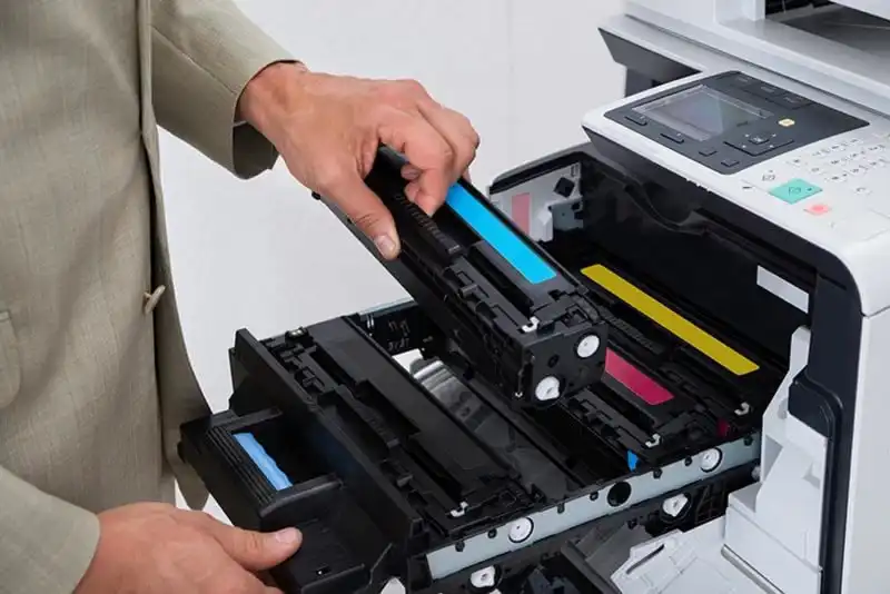 Sostituzione delle cartucce di toner colorato in una stampante multifunzione da ufficio