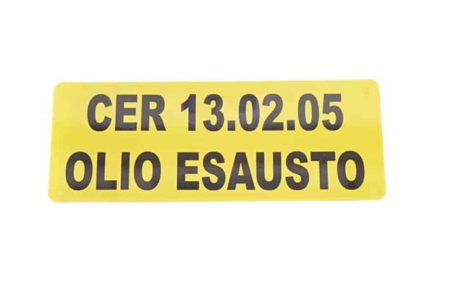 Targa adesiva gialla con la scritta CER 13.02.05 olio esausto, per identificare i contenitori di oli minerali esauriti