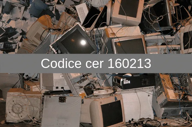 Cumulo di monitor e computer dismessi, con la scritta Codice CER 160213