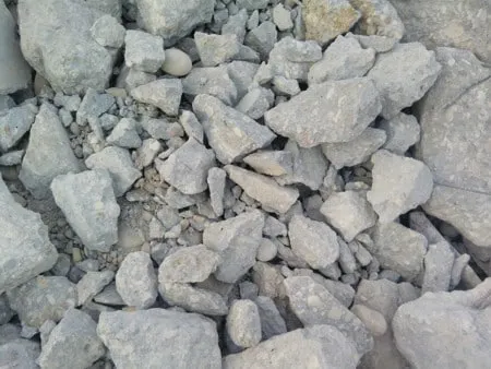 Cumulo di macerie di cemento e calcestruzzo da demolizione