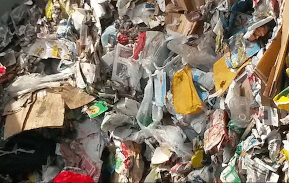 Cumulo di scarti misti di carta, cartone e plastica in un impianto di selezione
